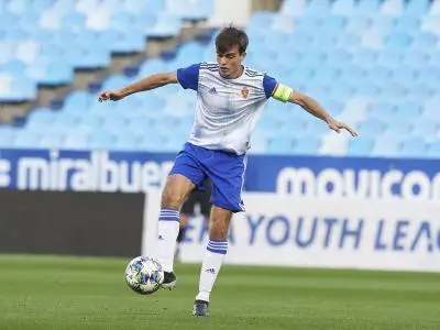 Francho Serrano controlando un bal&oacute;n en La Romareda. Imagen: Tino Gil.