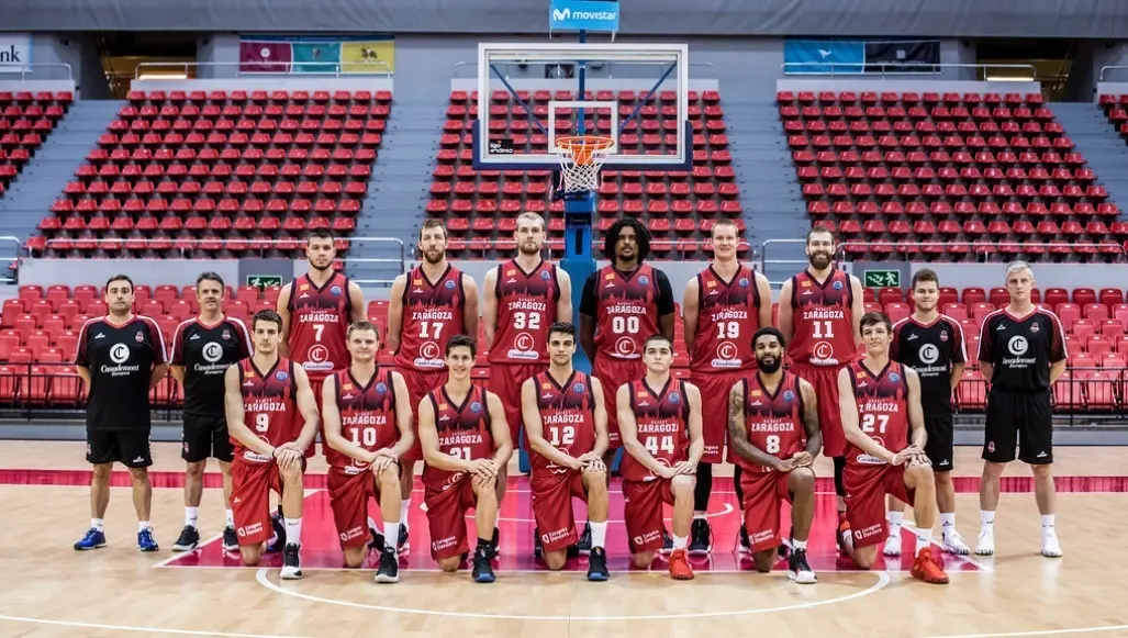 Foto de familia del Casademont Zaragoza, antes de los fichajes de Ennis y Thompson. Foto: Basket Zaragoza