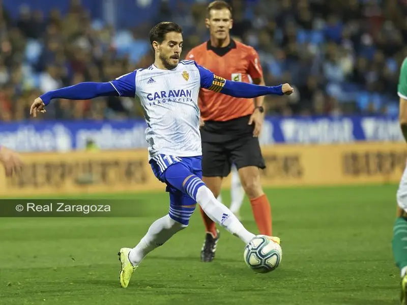 Javi Ros controlando un bal&oacute;n en el partido ante el Racing de Santander en La Romareda. Foto: Real Zaragoza