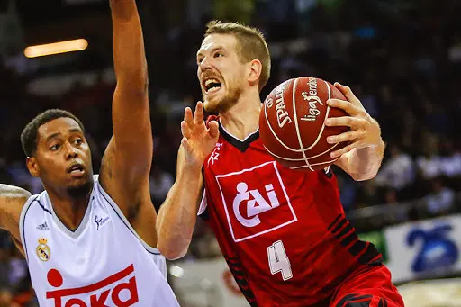 Nate Linhart vino del Maccabi y se esperaba que fuera un referente. Foto: Basket Zaragoza