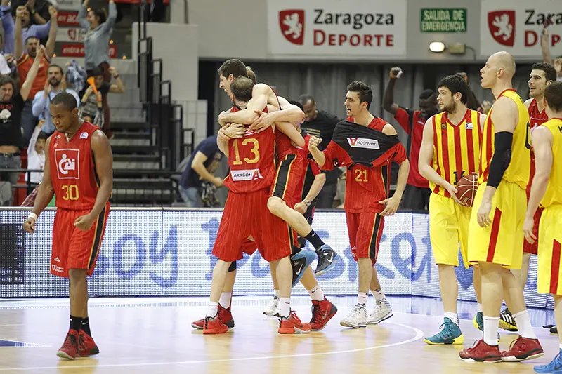 Sanikidze y Rudez se abrazan; Tom&agrave;s y Tabu aprietan el pu&ntilde;o. Foto: Esther Casas/Basket Zaragoza