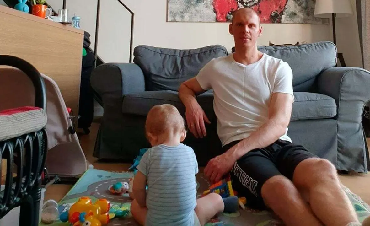 Robertas Grabauskas en su casa en Lituania con su peque&ntilde;o de 9 meses