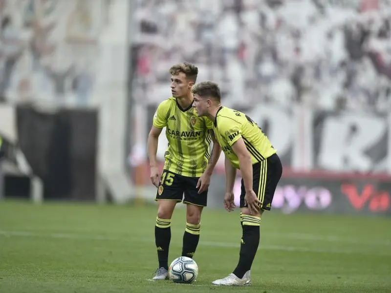 &Aacute;lex Blanco y Ra&uacute;l Guti en un lanzamiento de falta en el partido de la primera vuelta en Vallecas. Foto: Real Zaragoza