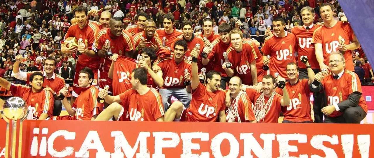 El equipo celebra el ascenso sobre la pista del Pr&iacute;ncipe Felipe. Foto: Basket Zaragoza
