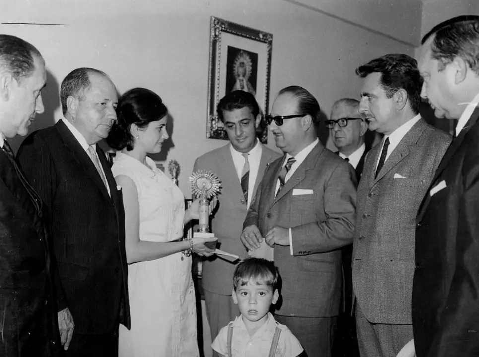 El ex presidente del Real Zaragoza, Alfonso Us&oacute;n, entrega a la esposa del malogrado Miguel Mart&iacute;nez una Virgen del Pilar