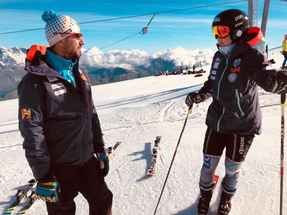 Paco Alegre y Celia Abad charlan sobre la nieve en un entrenamiento. Foto: Cetdi Arag&oacute;n