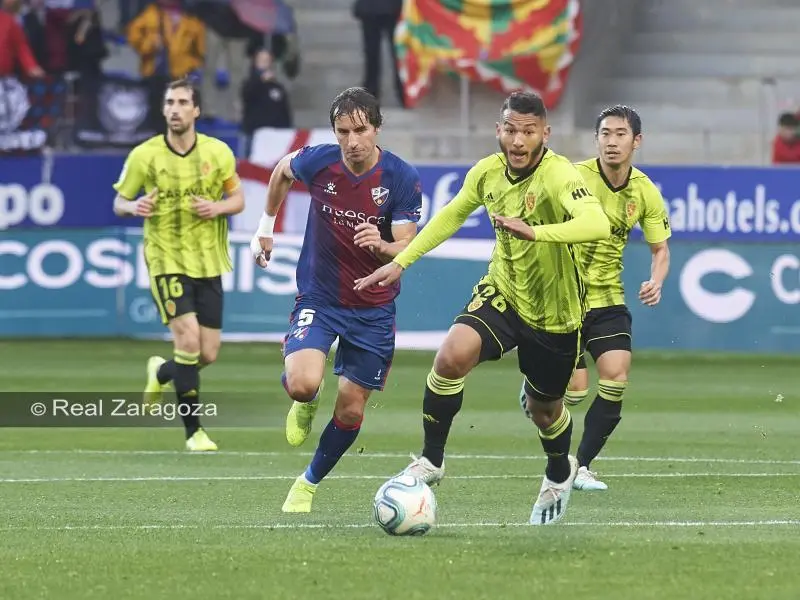 Luis Su&aacute;rez conduce el bal&oacute;n en el derbi aragon&eacute;s disputado en El Alcoraz. Foto: Real Zaragoza
