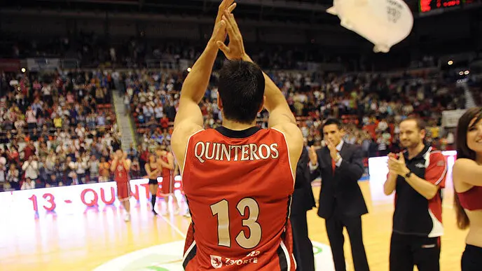 Paolo Quinteros, ovacionado por el Pr&iacute;ncipe Felipe. Foto: Basket Zaragoza