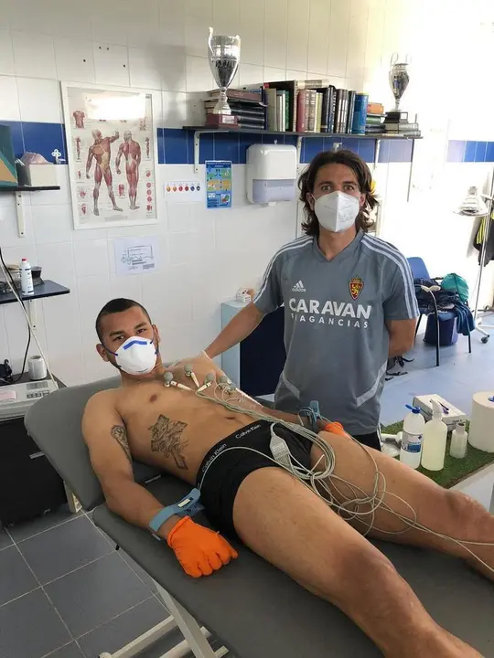 Luis Su&aacute;rez pasa reconocimiento m&eacute;dico tras el par&oacute;n por coronavirus. Foto: Real Zaragoza