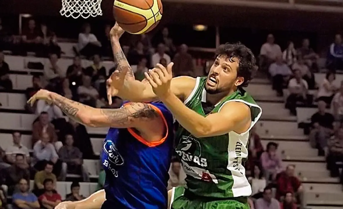 Edu Gatell lucha por un rebote durante su segunda temporada en Huesca | Foto: C.Pascual