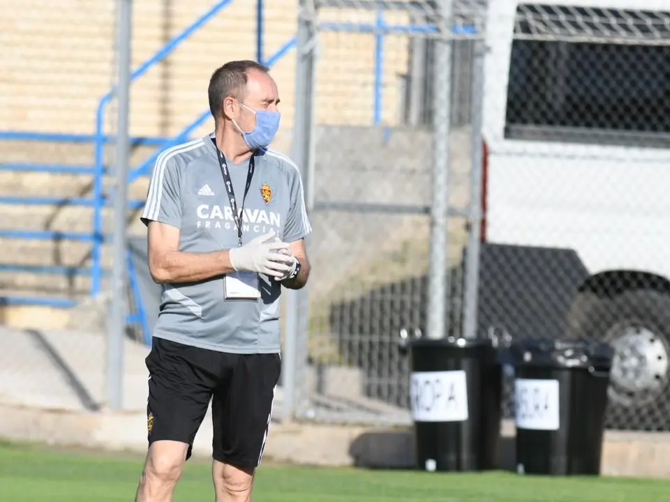 V&iacute;ctor Fern&aacute;ndez con mascarilla y guantes, en la Ciudad Deportiva. Foto: Real Zaragoza