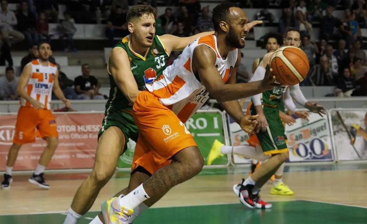 Vasilije Vucetic defendiendo en un partido de esta temporada con Levitec Huesca | Foto: C.Pascual