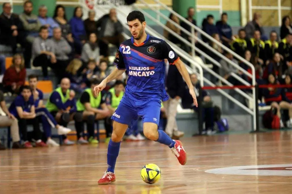 Pablo Trasobares conduce el bal&oacute;n. Foto: Rub&eacute;n Losada/Fotografiarte