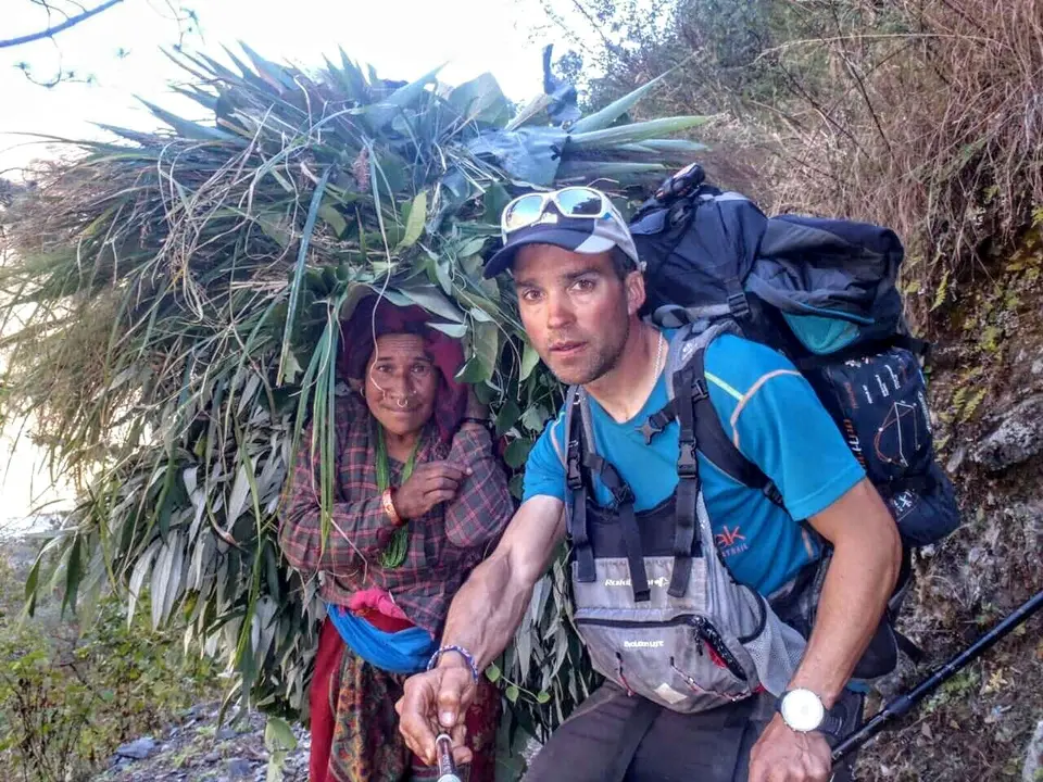 I&ntilde;igo Iruretagoiena 'Iru' autofotograf&iacute;ado con una mujer nepal&iacute;. Foto: 'Iru' 
