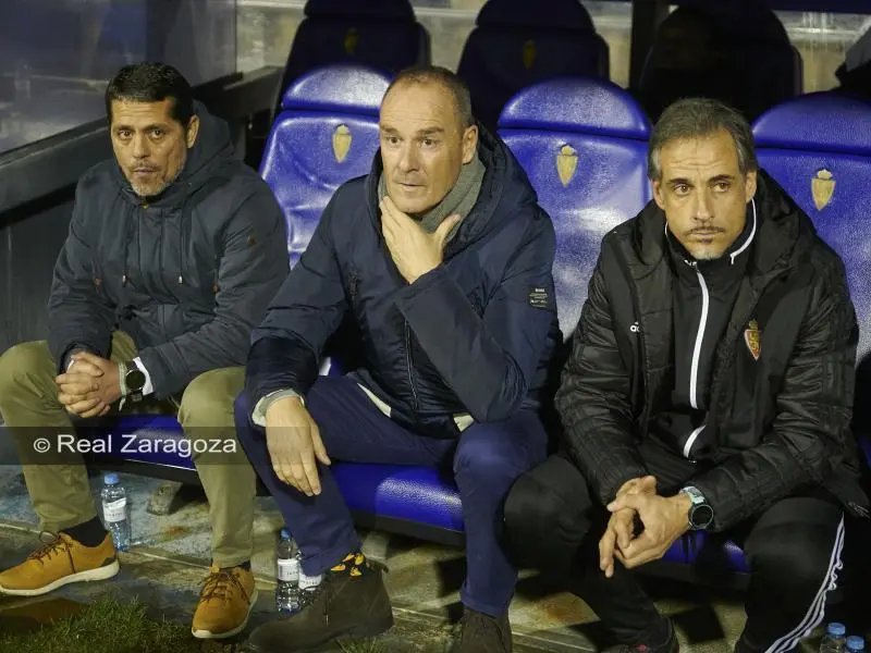 Loreto, a la izquierda, junto a V&iacute;ctor Fern&aacute;ndez y Roberto Cabellud en el banquillo de La Romareda en un partido ante el CD Numancia. Foto: Tino Gil / Real Zaragoza
