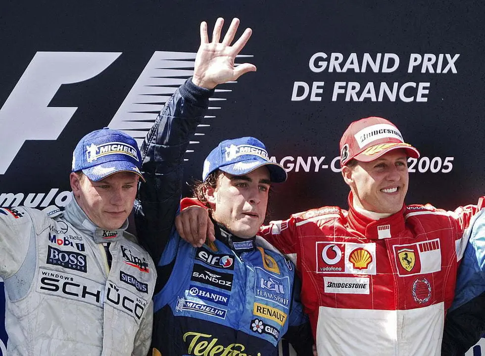 Fernando Alonso (Renault), escoltado por Raikkonen (McLaren) y Schumacher (Ferrari) en el podio del GP Francia 2005. Foto: Movistar F1