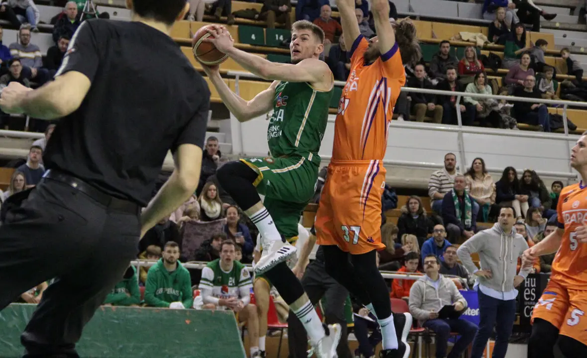 Andriy Grytsak entrando a canasta con la camiseta de Levitec Huesca | Foto: David Mart&iacute;nez (CBP Huesca)