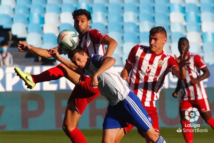 Soro pelea un bal&oacute;n ante el Almer&iacute;a. Foto: LFP