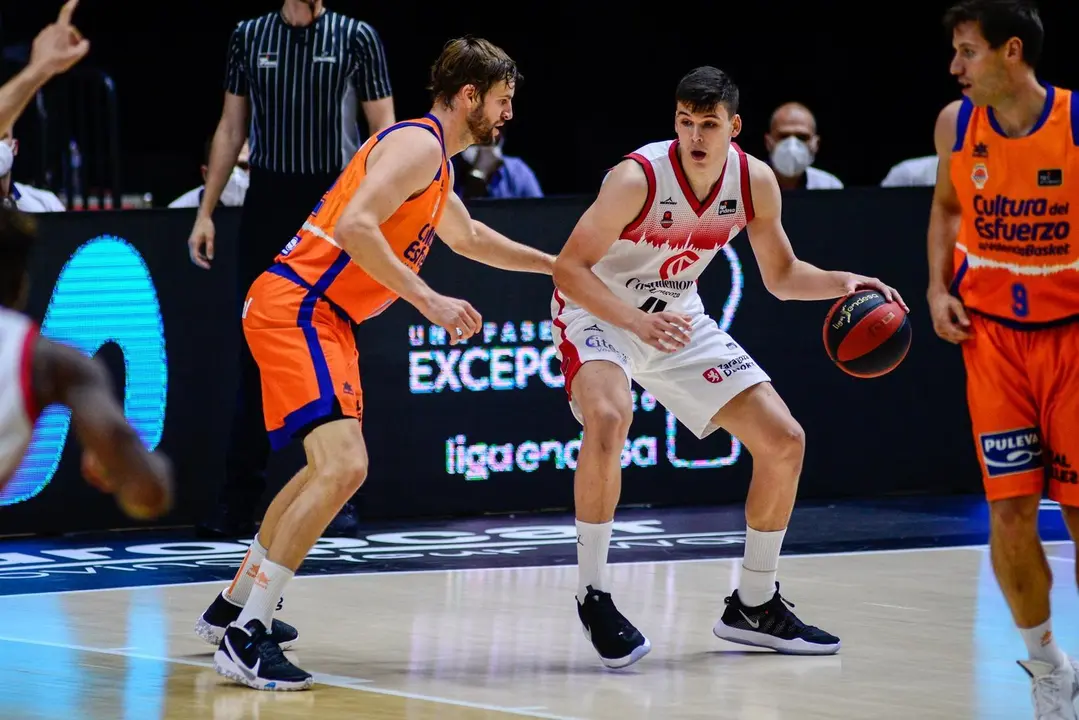 Jaime Pradilla postea ante Doornekamp en la fase final de 2020. Foto: ACB