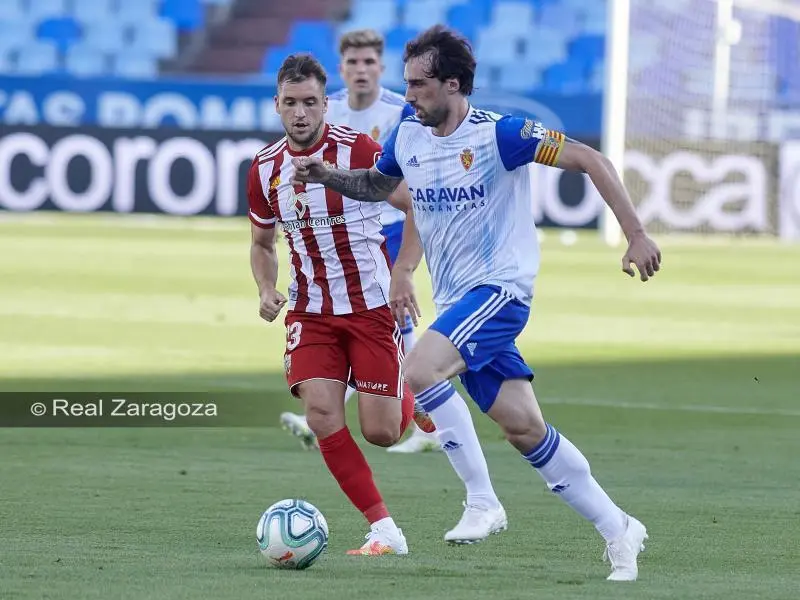 I&ntilde;igo Eguaras en la temporada pasada ante el Almer&iacute;a. Foto: Toni Gil / Real Zaragoza