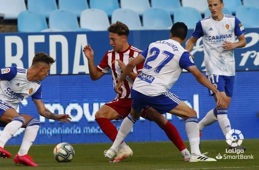 Clemente defiende ante el Almer&iacute;a durante la temporada pasada. Foto: LFP