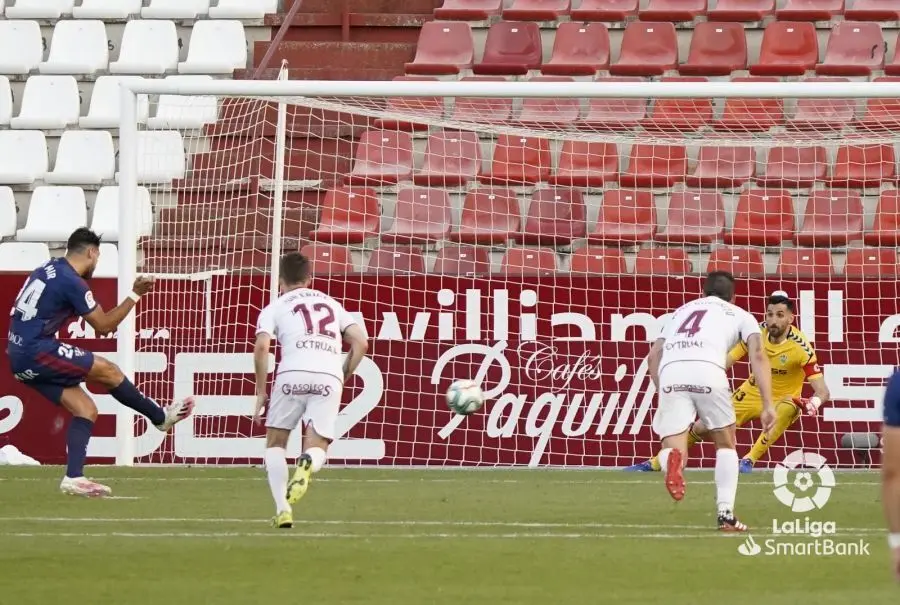 Rafa Mir convirti&oacute; el bal&oacute;n en un misil para acercar al Huesca en el marcador  al Albacete. Foto: LaLiga