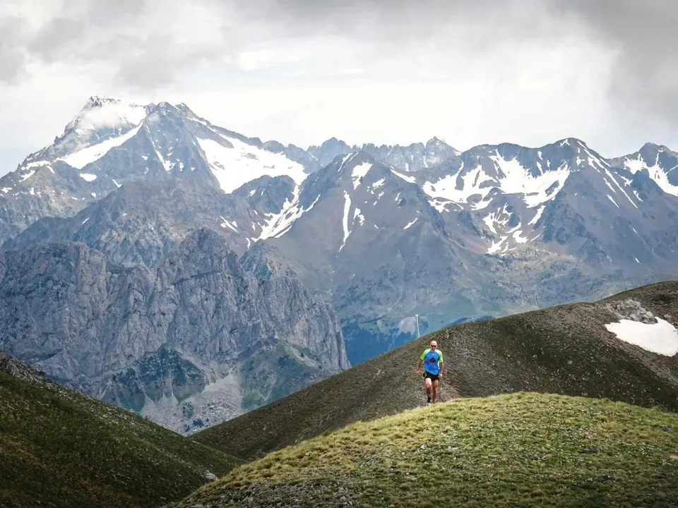 Impresionante imagen de un corredor de la anterior edici&oacute;n del Trail Valle de Tena, una de las carreras m&aacute;s espectaculares de Espa&ntilde;a. Foto: Cedida