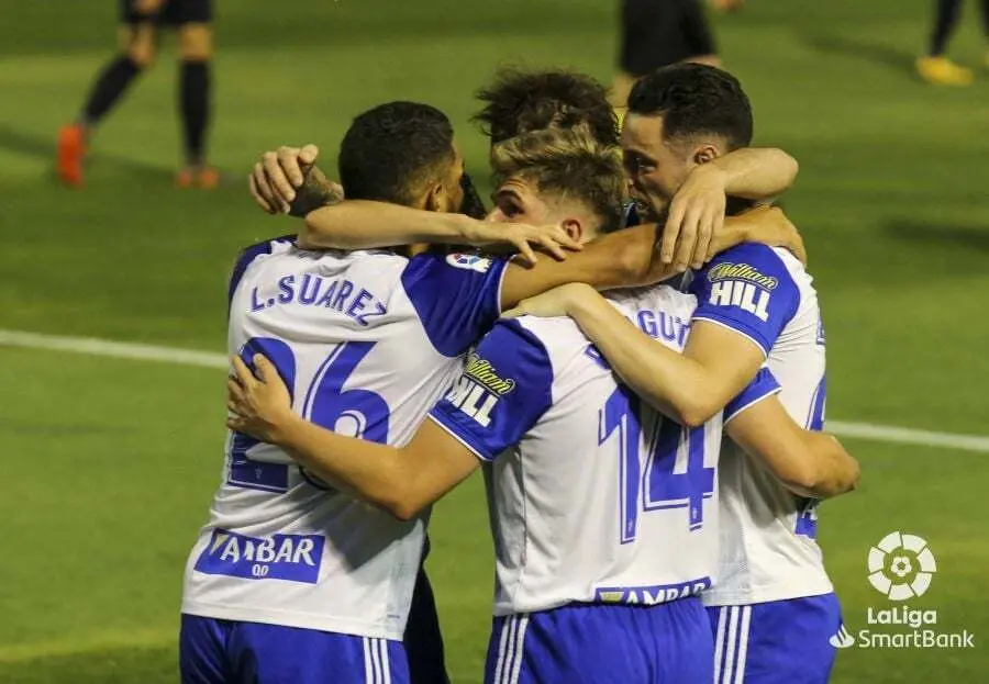 Los jugadores zaragocistas se abrazan en uno de los goles. Foto: LaLigaSmartbank