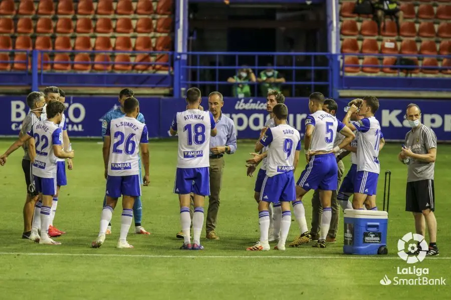 V&iacute;ctor Fern&aacute;ndez aprovecha una pausa para dar indicaciones a sus jugadores. Foto: LaLiga SmartBank