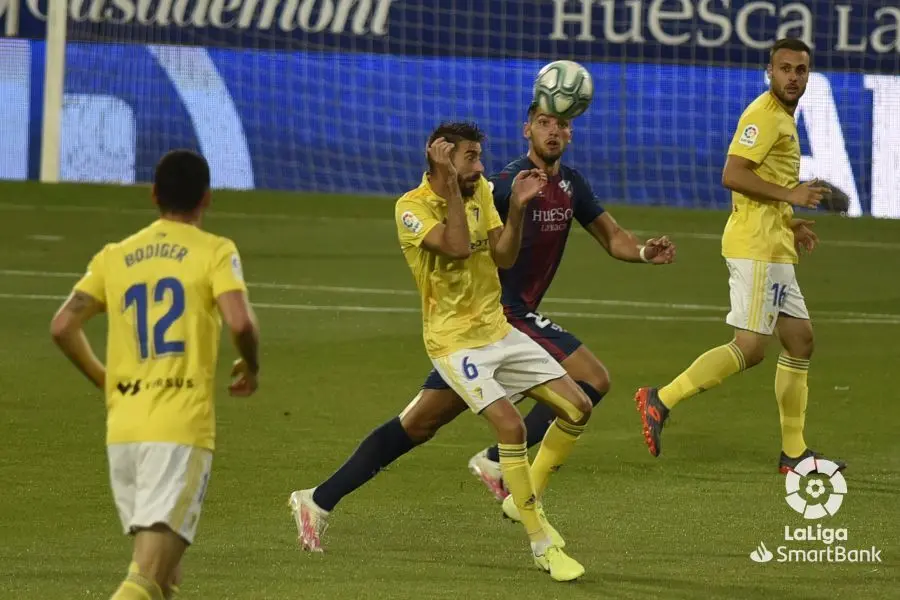 Mir busca el bal&oacute;n con la oposici&oacute;n de Jos&eacute; Mari. Foto: LaLiga