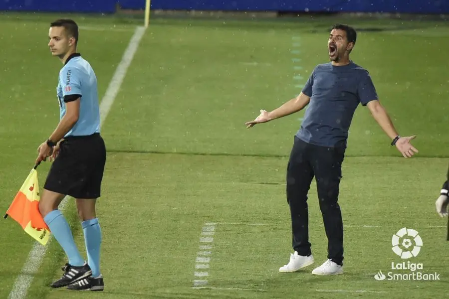 M&iacute;chel protesta una acci&oacute;n durante el Huesca - C&aacute;diz | Foto: LaLiga 