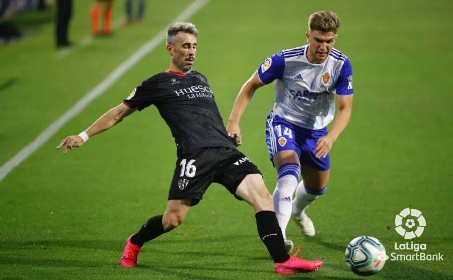 Guti y Luisinho pelean por el bal&oacute;n. Foto: LFP