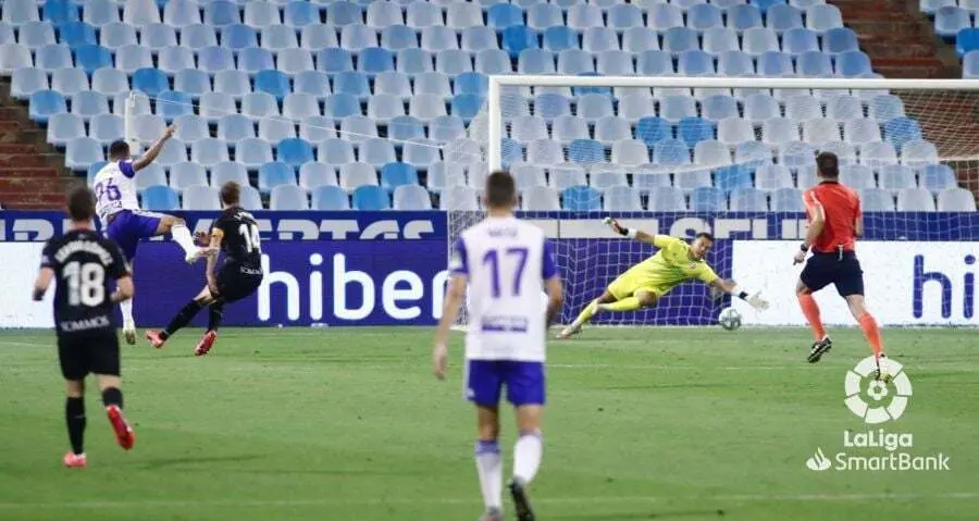Su&aacute;rez estuvo muy cerca de firmar el 0 a 1 en el &uacute;ltimo &laquo;derbi aragon&eacute;s&raquo;. Foto: LFP