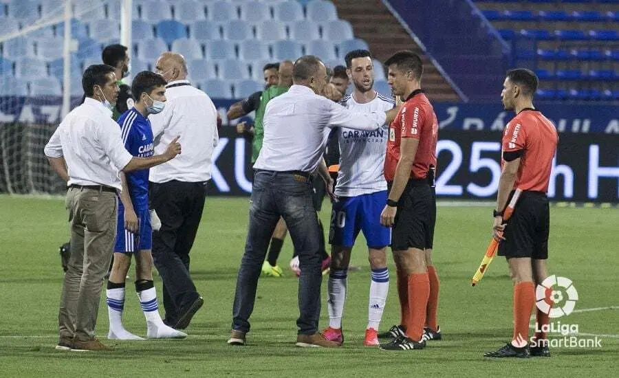 Los jugadores zaragocistas discuten con el &aacute;bitro la acci&oacute;n de la pol&eacute;mica. Foto: LFP