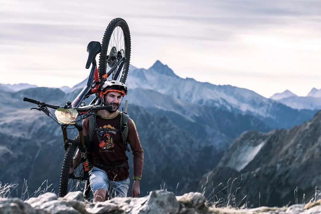 Imagen de una anterior edici&oacute;nd e la Trans-Nomad donde el pedaleo y el porteo de la BTT son necesarios para salvar algunos tramos. Foto: Juanjo Otazu