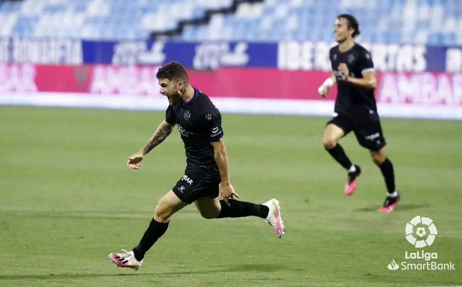 Javi Gal&aacute;n celebra el gol del triunfo en La Romareda