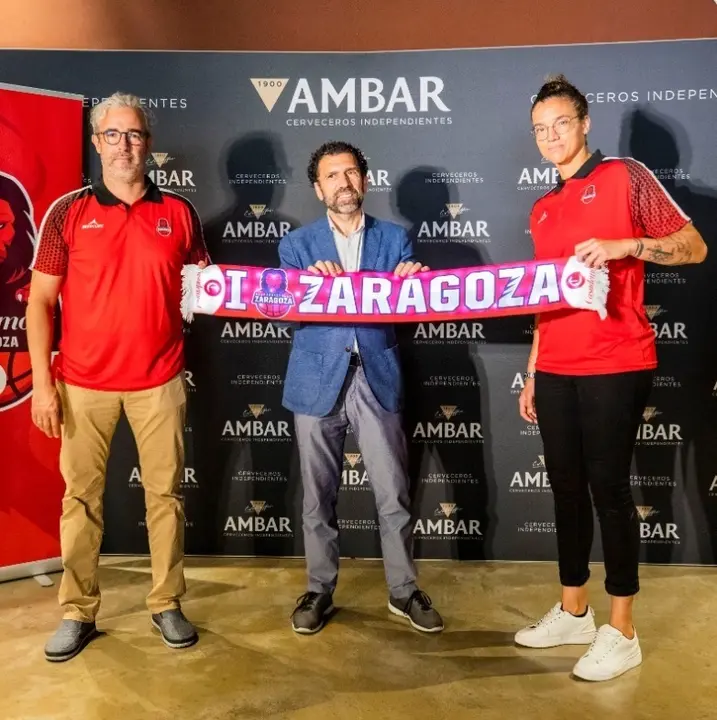 Carlos Iglesias y Laura Nicholls han sido presentados en el Espacio &Aacute;mbar. Foto: Basket Zaragoza
