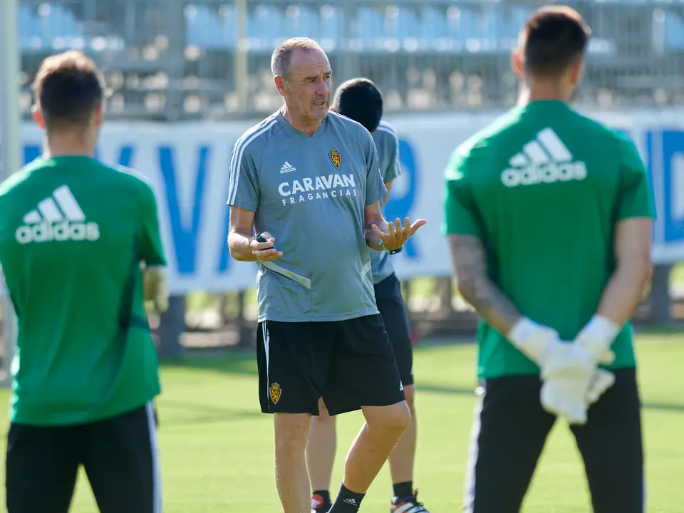 V&iacute;ctor Fern&aacute;ndez da indicacones a sus futbolistas en la Ciudad Deportiva. Foto: Real Zaragoza