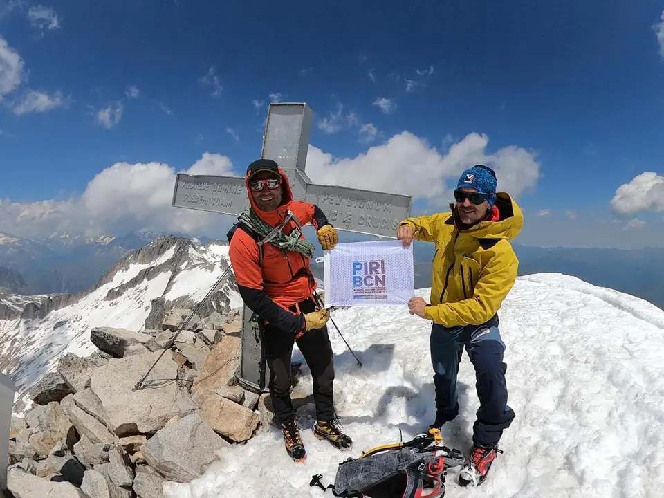 Jonatan Garc&iacute;a y Sergi Mingote (d) en la cima del Aneto con la promoci&oacute;n de la candidatura ol&iacute;mpica Pirineos-Barcelona 2030. Fpoto: Cedida