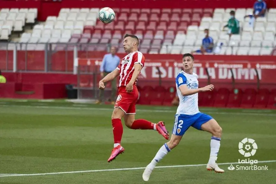 Vigaray peleando por un bal&oacute;n. Imagen: LaLiga