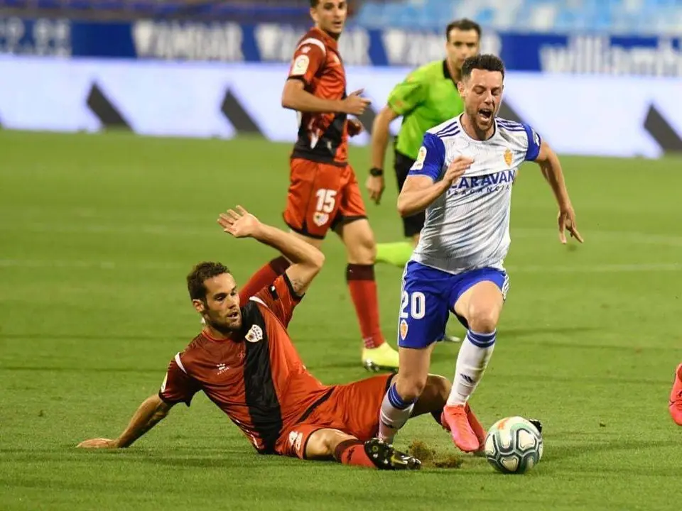 Burgui sufre una dura entrada. Foto: LFP