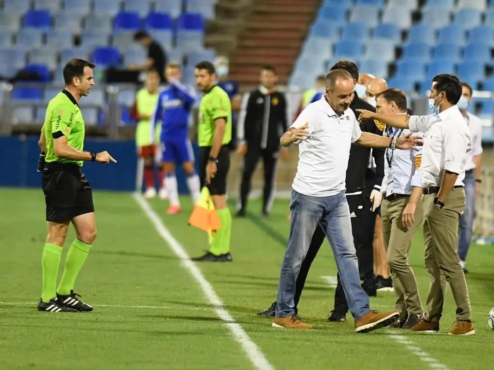 V&iacute;ctor Fern&aacute;ndez, enfadado ante el Rayo. Foto: Real Zaragoza