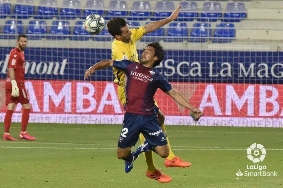 Okazaki, autor del segudo gol del Huesca contra el Alcorc&oacute;n, pugna con un defensa del Alcorc&oacute;n. Foto: LaLiga