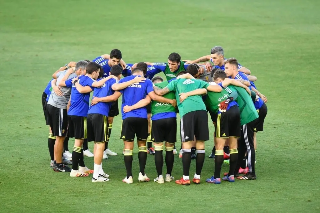 El Real Zaragoza hace pi&ntilde;a antes del parido en el Heliodoro Rodr&iacute;guez L&oacute;pez. Foto: Real Zaragoza