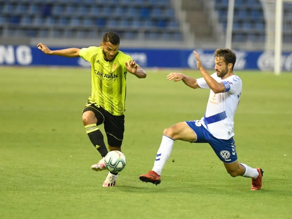 Luis Su&aacute;rez intenta llevarse el bal&oacute;n. Foto: Real Zaragoza