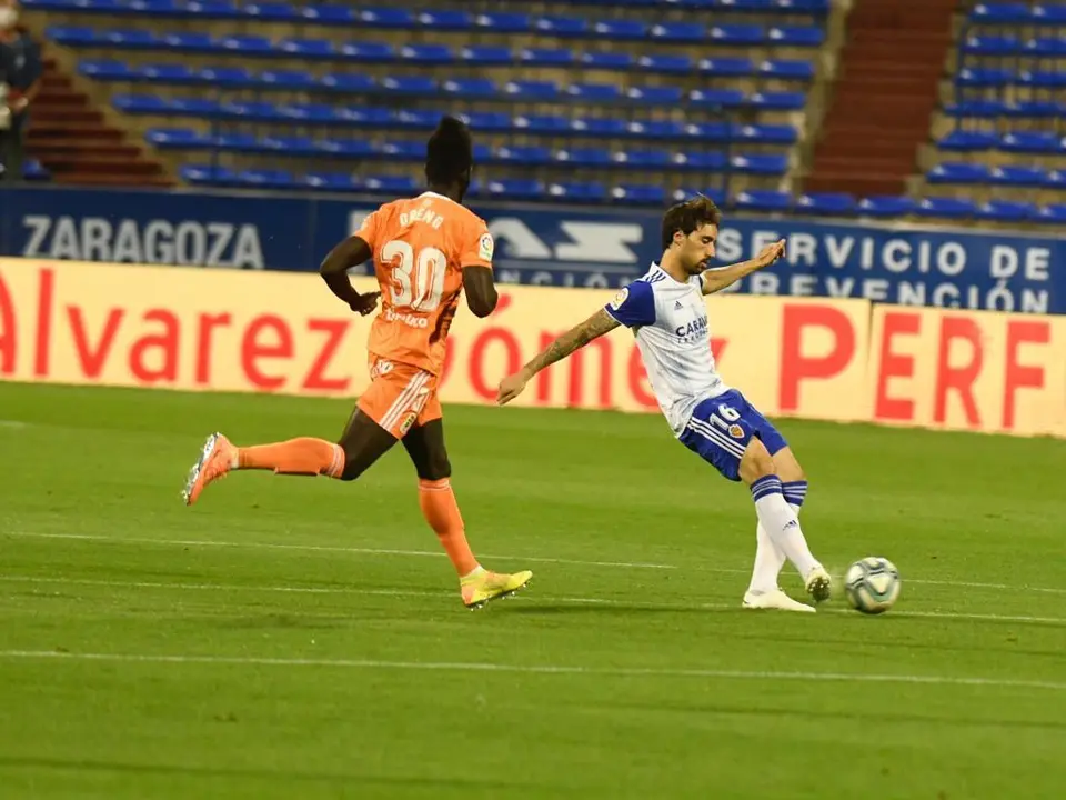 Eguaras dando un pase ante el Oviedo | Foto: Real Zaragoza