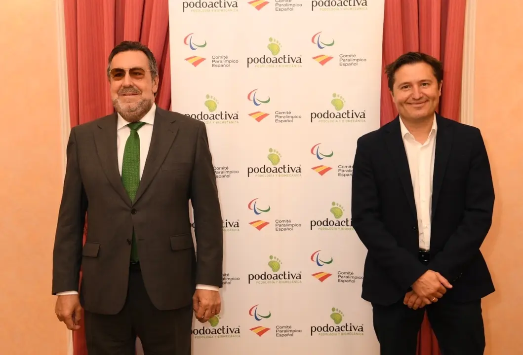Miguel Carballeda y V&iacute;ctor Alfaro en el acto donde se sell&oacute; la continuidad de la relaci&oacute;n entre Poroactiva y los paral&iacute;mpicos espa&ntilde;oles. Foto: Podoactiva