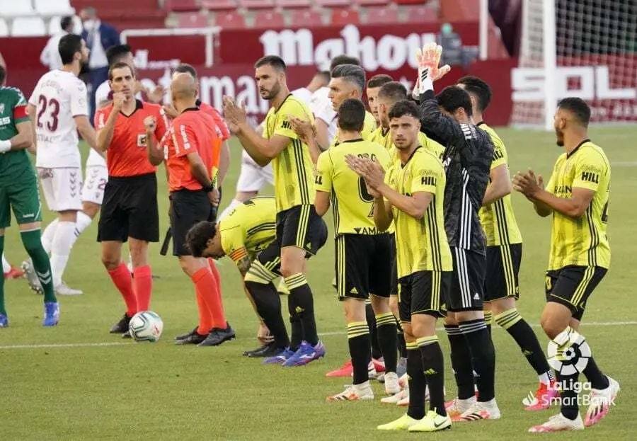 Los jugadores del Real Zaragoza, antes del inicio. Foto: LaLiga Smartbank