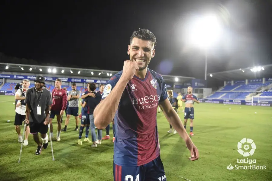Rafa Mir, en la imagen, celebra el ascenso del Huesca tras ganar al Numancia. Foto: LaLiga