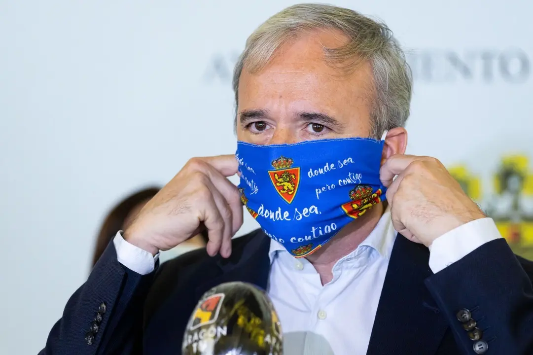 El Alcalde de Zaragoza, Jorge Azc&oacute;n, con la mascarilla del Real Zaragoza. Foto: @Jorge_Azcon